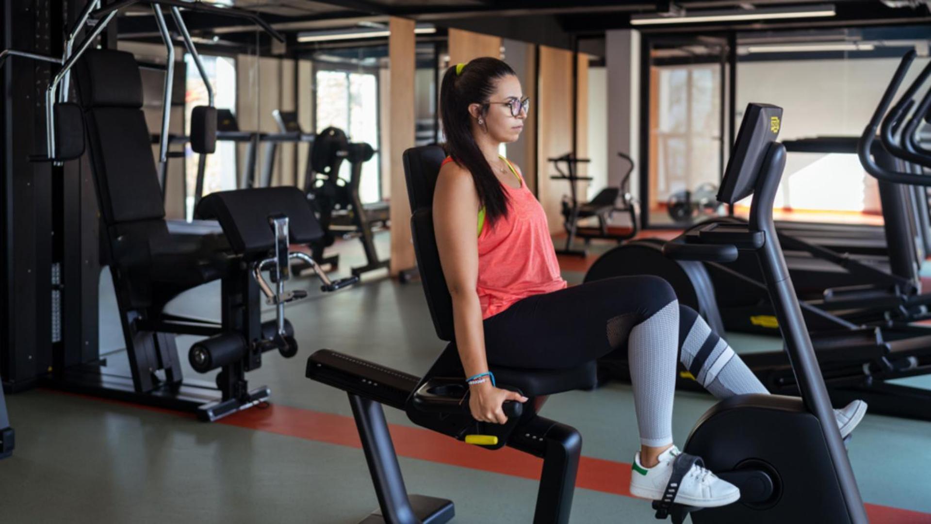 铂尔曼玛扎甘皇家高尔夫酒店及Spa 杰迪代 外观 照片 A woman on a recumbent bike