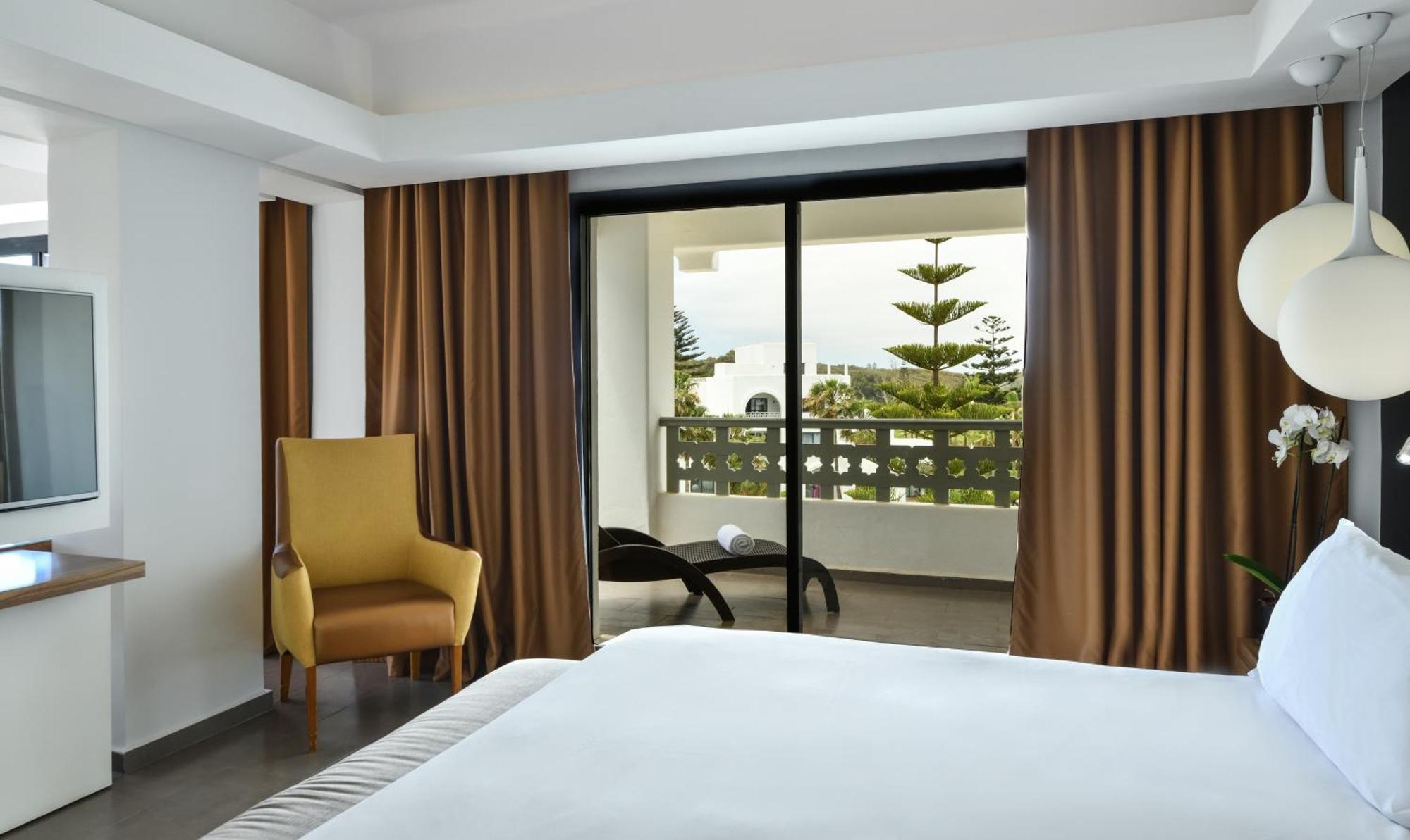 铂尔曼玛扎甘皇家高尔夫酒店及Spa 杰迪代 外观 照片 A bedroom with a sliding door