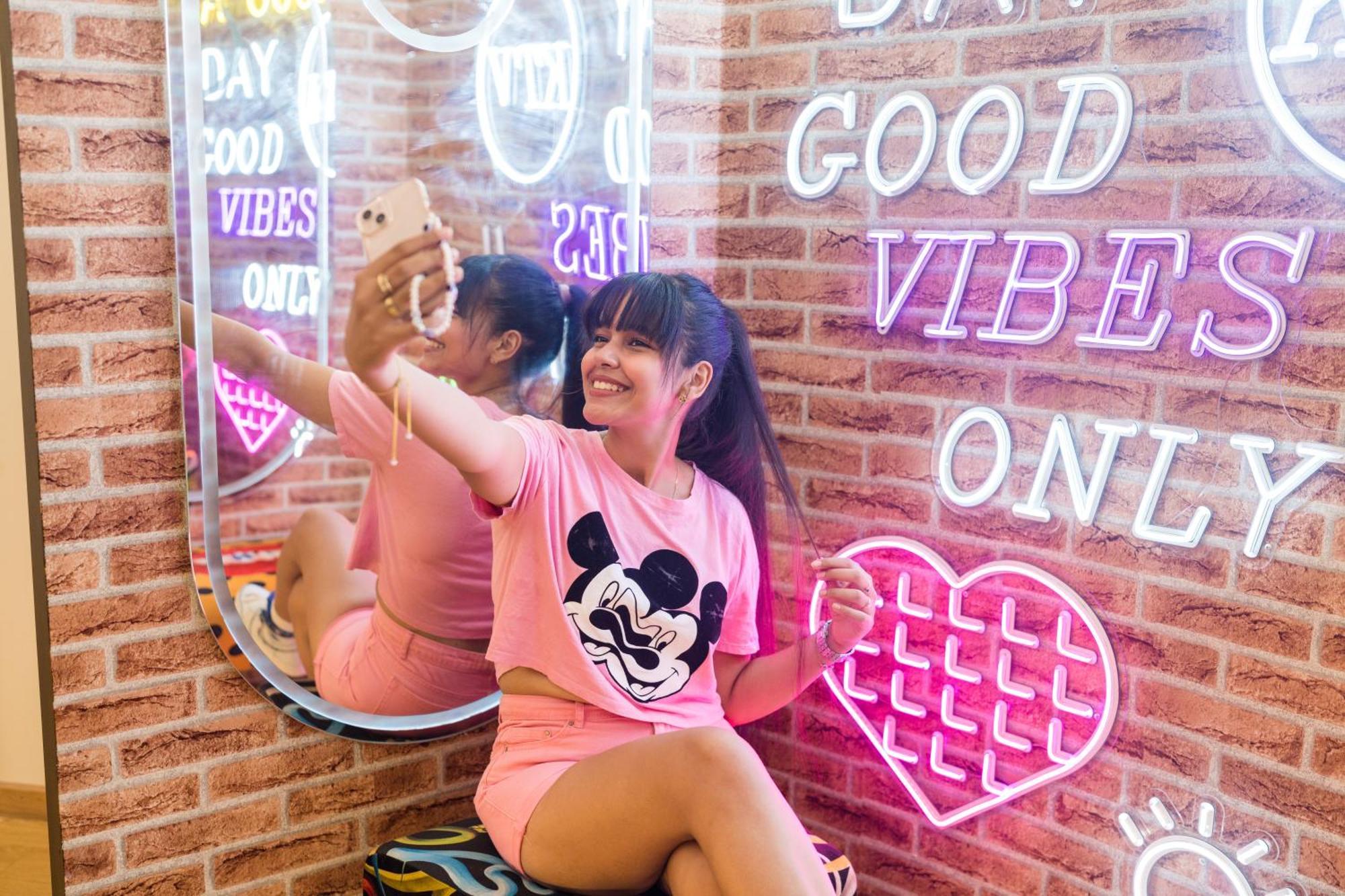 铂尔曼玛扎甘皇家高尔夫酒店及Spa 杰迪代 外观 照片 A woman wearing a Mickey Mouse t-shirt