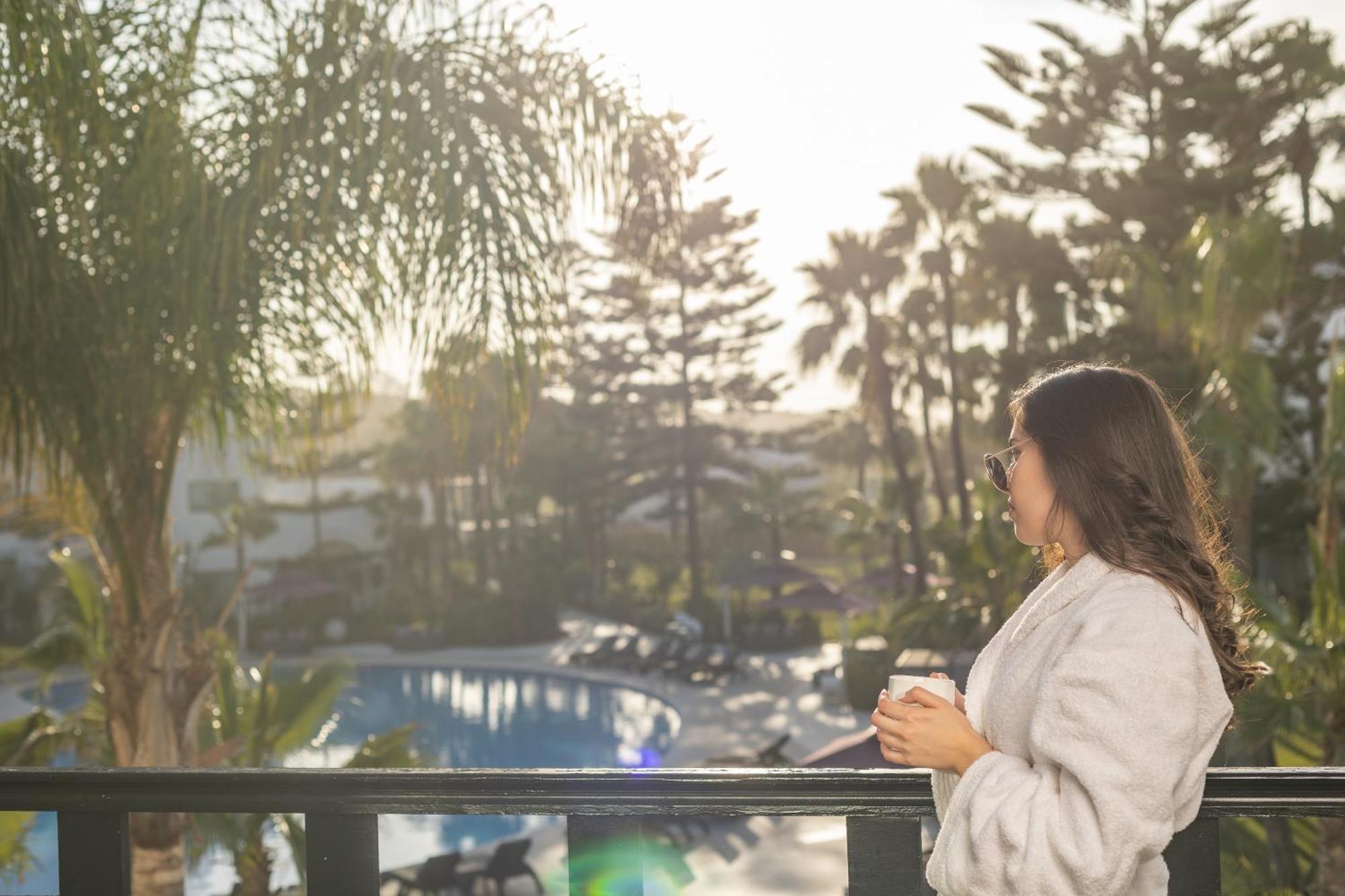 铂尔曼玛扎甘皇家高尔夫酒店及Spa 杰迪代 外观 照片 A woman wearing a bathrobe