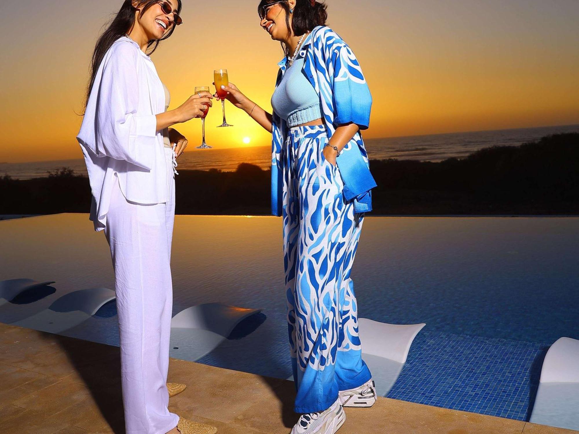铂尔曼玛扎甘皇家高尔夫酒店及Spa 杰迪代 外观 照片 Two women wearing kaftans