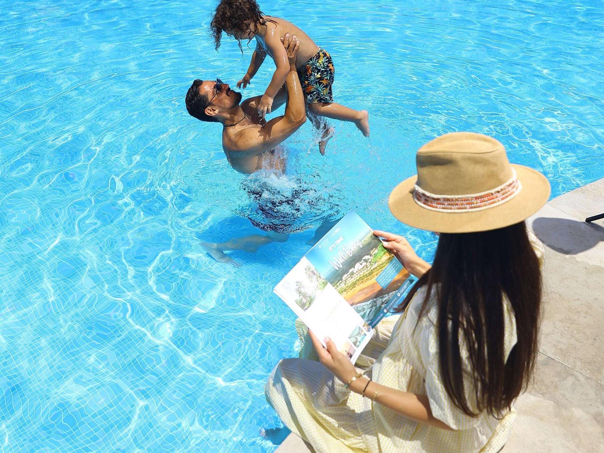 铂尔曼玛扎甘皇家高尔夫酒店及Spa 杰迪代 外观 照片 Family at a pool