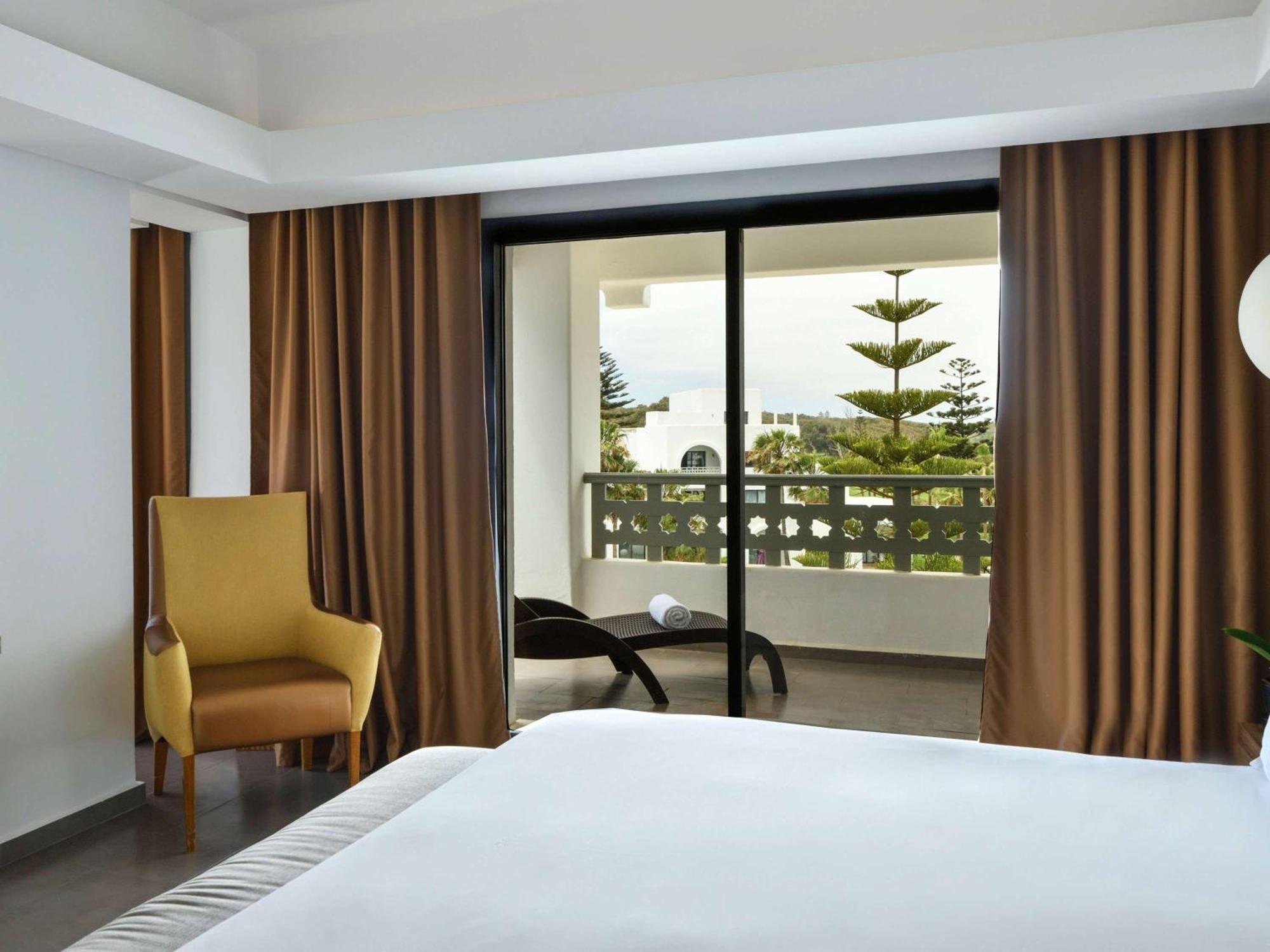 铂尔曼玛扎甘皇家高尔夫酒店及Spa 杰迪代 外观 照片 Curtains in a bedroom